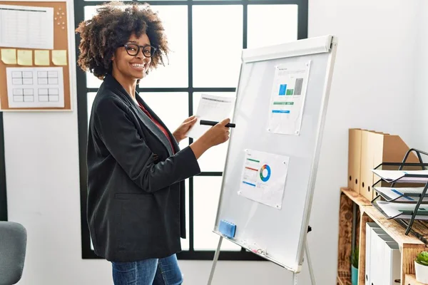 Young African American Woman Smiling Confident Working Office — Stock Photo, Image