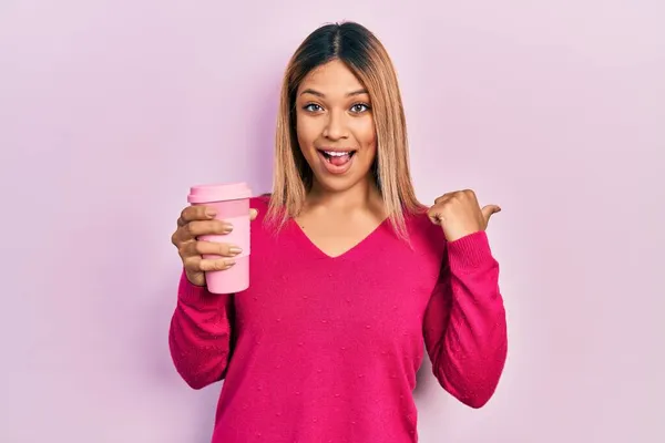 Hermosa Mujer Hispana Bebiendo Una Taza Café Para Llevar Apuntando —  Fotos de Stock