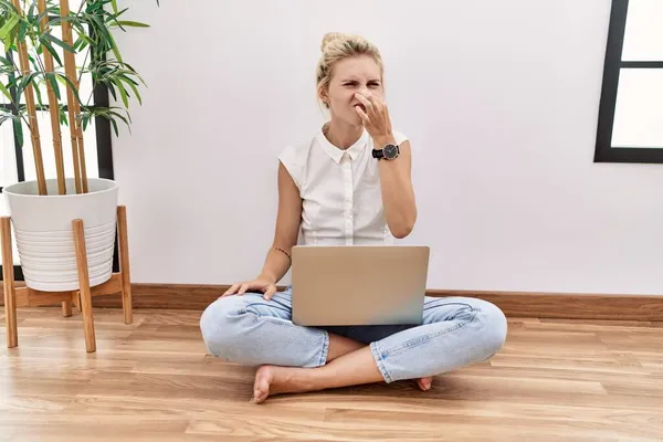 Genç Sarışın Kadın Bilgisayar Laptopu Kullanarak Oturma Odasında Yerde Oturuyor — Stok fotoğraf