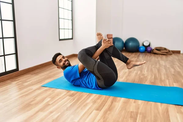 Hombre Hispano Guapo Haciendo Ejercicio Estirándose Esterilla Yoga Practicando Flexibilidad —  Fotos de Stock