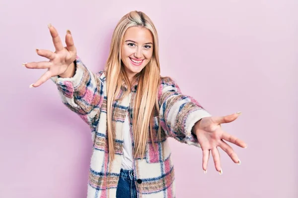 Giovane Ragazza Bionda Indossa Abiti Casual Guardando Fotocamera Sorridente Braccia — Foto Stock