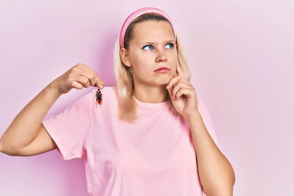 Vacker Kaukasiska Blond Kvinna Med Kackerlacka Allvarligt Ansikte Tänker Fråga — Stockfoto