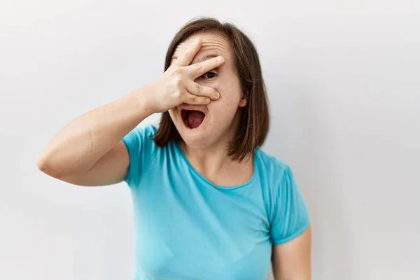 Giovane Donna Sindrome Piedi Sfondo Isolato Sbirciando Shock Che Copre — Foto Stock