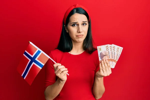 Молода Іспаномовна Жінка Тримає Прапор Норвегії Банкноти Крони Депресії Турбується — стокове фото