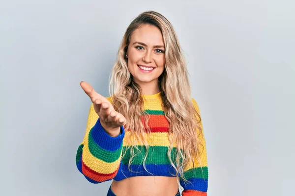 Beautiful Young Blonde Woman Wearing Colored Sweater Smiling Friendly Offering — Stock Photo, Image