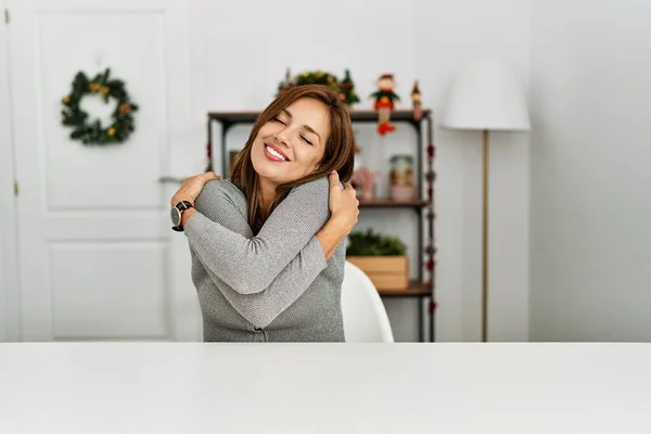 Jeune Femme Latine Assise Sur Table Par Décor Noël Serrant — Photo