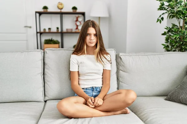 Mladá Brunetka Teenager Sedí Pohovce Doma Skeptický Nervózní Zamračený Kvůli — Stock fotografie