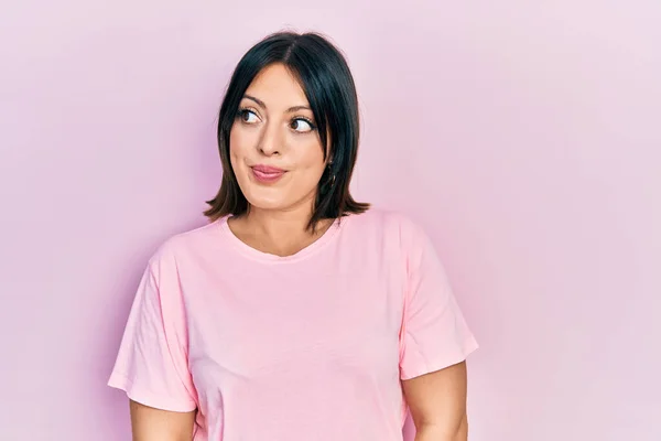 Mulher Hispânica Jovem Vestindo Camisa Casual Rosa Sorrindo Olhando Para — Fotografia de Stock