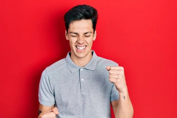 Giovane Uomo Ispanico Indossa Abiti Casual Che Celebrano Sorpreso Stupito — Foto Stock