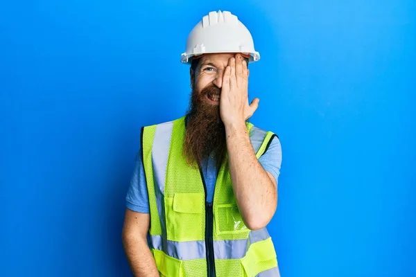 Homem Ruivo Com Barba Longa Usando Capacete Segurança Casaco Reflexivo — Fotografia de Stock
