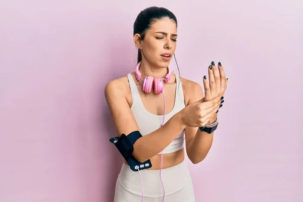Ung Latinamerikansk Kvinna Klädd Gympakläder Och Med Hörlurar Som Lider — Stockfoto