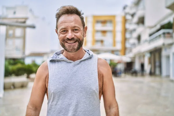 Hombre Mediana Edad Sonriendo Confiado Ciudad —  Fotos de Stock