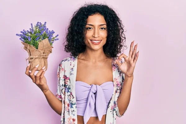 Jong Latijn Meisje Met Lavendel Plant Doet Teken Met Vingers — Stockfoto