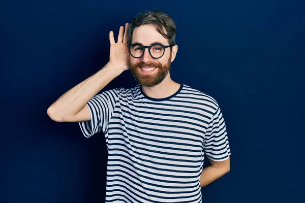 Vit Man Med Skägg Randig Shirt Och Glasögon Som Ler — Stockfoto