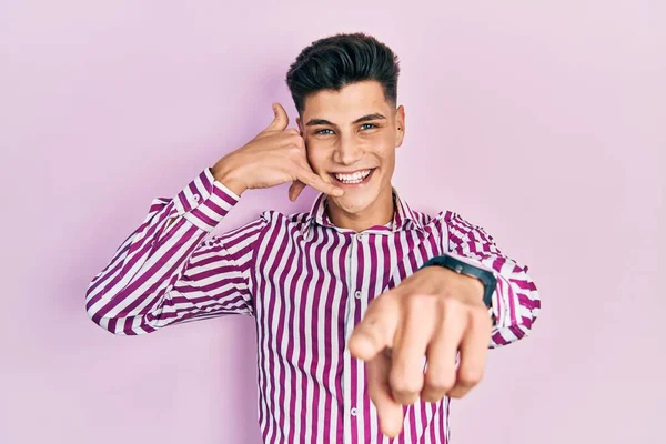 Νεαρός Ισπανός Που Φοράει Καθημερινά Ρούχα Χαμογελώντας Μιλάει Στην Τηλεφωνική — Φωτογραφία Αρχείου
