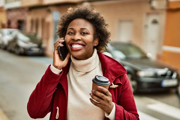 Vackra Affärer Afrikansk Amerikansk Kvinna Med Afro Hår Ler Glad — Stockfoto