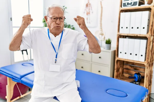 Senior Sjukgymnast Man Som Arbetar Smärta Återhämtning Klinik Visar Armar — Stockfoto