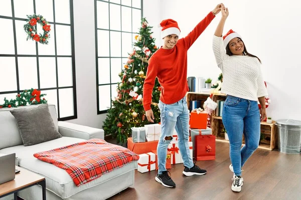 Jong Latijns Stel Dat Blij Lacht Danst Thuis Bij Kerstboom — Stockfoto