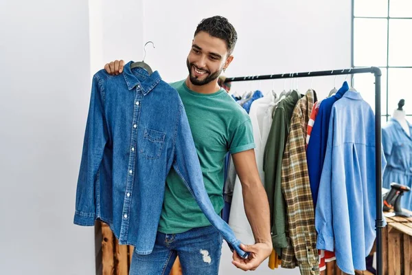 Fiatal Arab Férfi Ügyfél Mosolygós Magabiztos Vásárlás Ruhaboltban — Stock Fotó