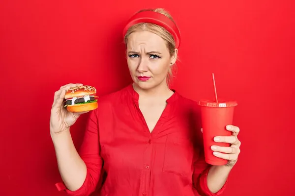 Jeune Femme Blonde Mangeant Hamburger Classique Savoureux Avec Des Frites — Photo
