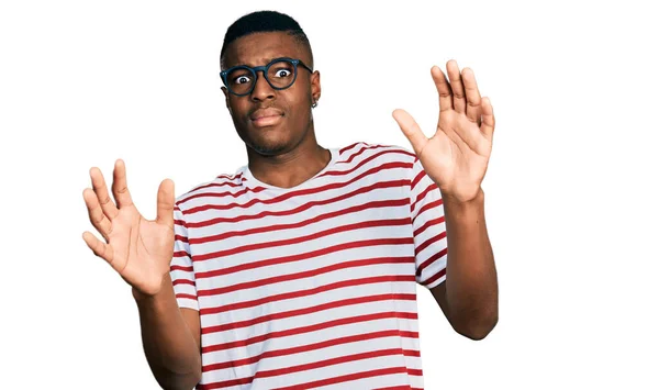 Jovem Afro Americano Vestindo Camiseta Casual Óculos Com Medo Aterrorizado — Fotografia de Stock