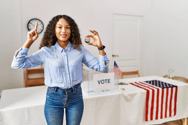 Hermosa Mujer Hispana Pie Campaña Política Por Votación Sonriendo Asombrada —  Fotos de Stock