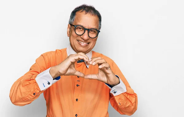Középkorú Indiai Férfi Alkalmi Ruhát Szemüveget Visel Szerelmesen Mosolyog Miközben — Stock Fotó