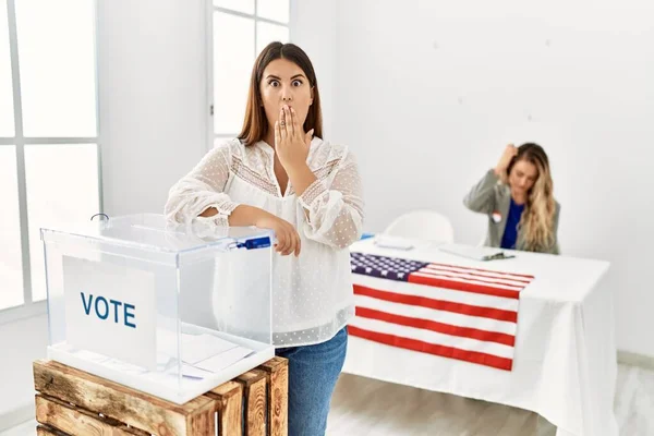 Jovem Morena Votando Colocando Envoltório Urna Cobrindo Boca Com Mão — Fotografia de Stock