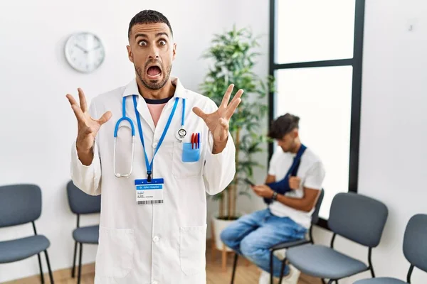 Hispanic Doctor Man Waiting Room Pacient Arm Injury Celebrating Victory — Foto de Stock