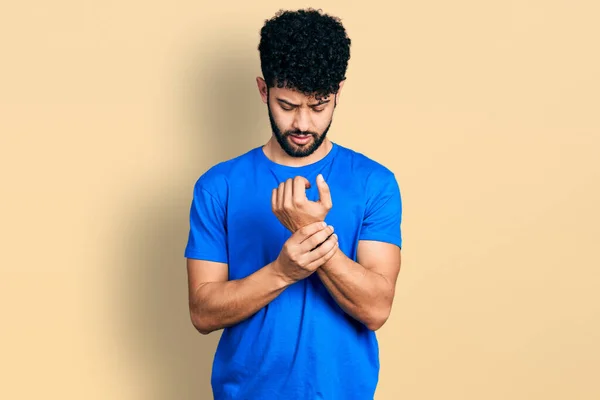 Ung Arabisk Man Med Skägg Bär Casual Blå Skjorta Lider — Stockfoto