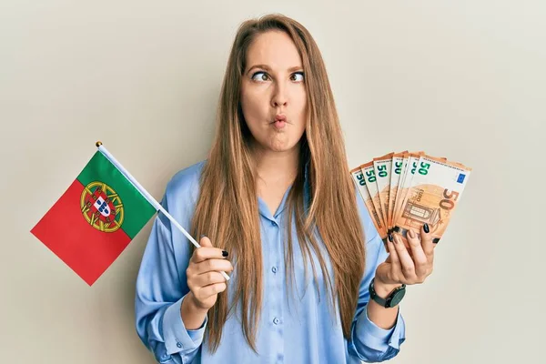 Portekiz Bayrağı Euro Banknotları Tutan Genç Sarışın Kadın Balık Suratlı — Stok fotoğraf
