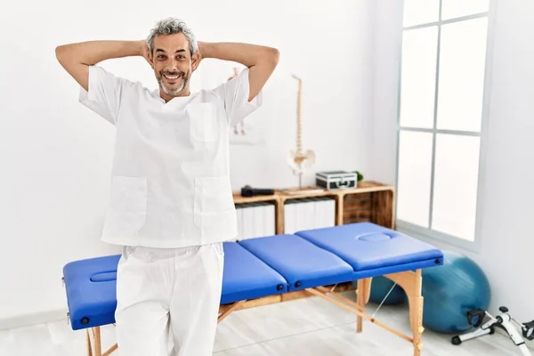 Hispanischer Therapeut Mittleren Alters Der Einer Schmerzklinik Arbeitet Entspannt Sich — Stockfoto