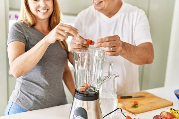 Pareja Hispana Mediana Edad Sonriendo Feliz Batido Cocina Cocina —  Fotos de Stock