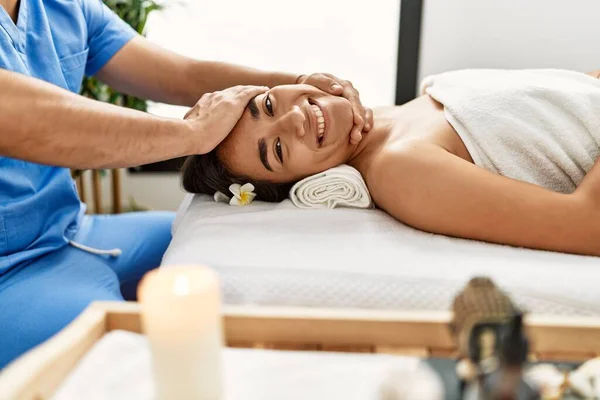 Latino Hombre Mujer Vistiendo Uniforme Fisioterapia Teniendo Sesión Rehabilitación Masajeando — Foto de Stock