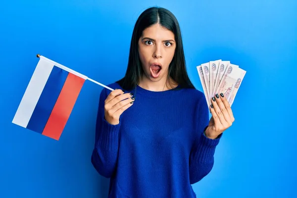 Młoda Latynoska Kobieta Rosyjską Flagą Rubinami Banknoty Szokującej Twarzy Wyglądająca — Zdjęcie stockowe