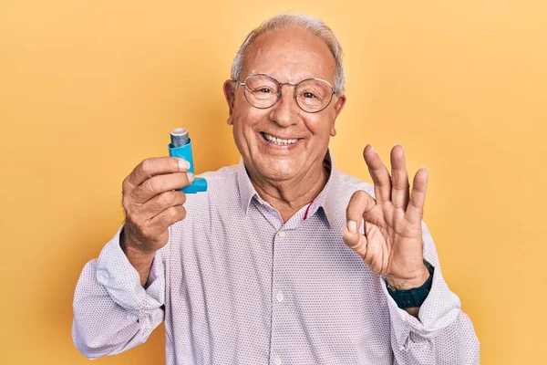 Uomo Anziano Con Capelli Grigi Possesso Inalatore Asma Medica Facendo — Foto Stock