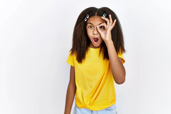 Young African American Girl Standing White Isolated Background Doing Gesture — стоковое фото