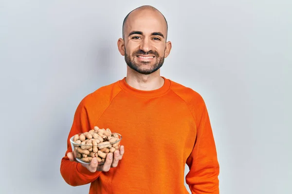 Jonge Kale Man Met Pinda Die Positief Gelukkig Uitziet Glimlacht — Stockfoto