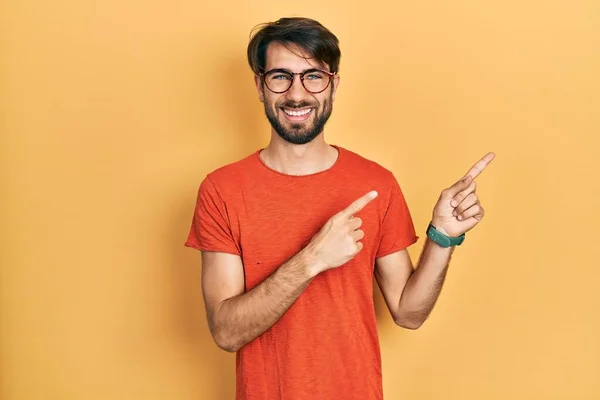 Jonge Spaanse Man Casual Kleding Een Bril Glimlachend Kijkend Naar — Stockfoto