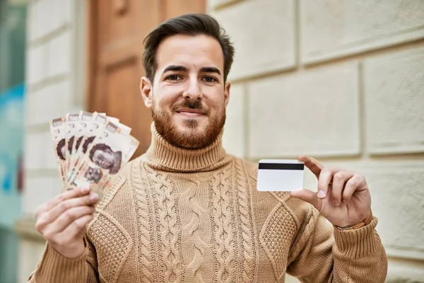 Mladý Kavkazský Muž Držící Mexické Pesos Bankovky Kreditní Karty Městě — Stock fotografie