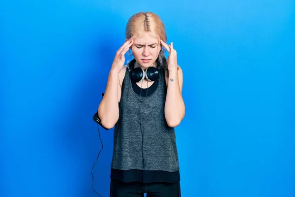 Mooie Blanke Vrouw Met Blond Haar Draagt Sportkleding Met Hand — Stockfoto