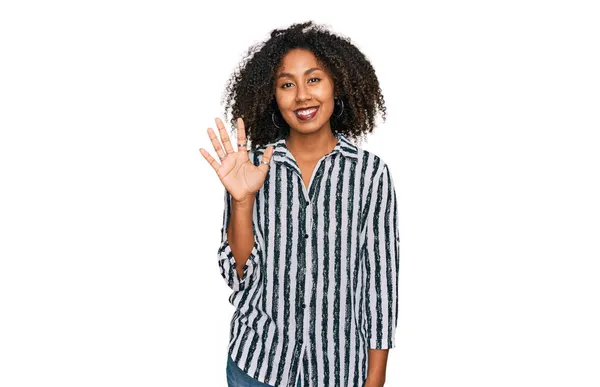 年轻的非洲裔美国女孩穿着休闲装 手指指向五号 面带微笑 自信而快乐 — 图库照片