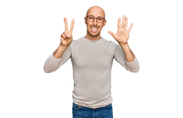 Sakallı Günlük Kıyafetler Giyen Gözlüklü Yedi Numaralı Parmaklarıyla Gösteriş Yapan — Stok fotoğraf