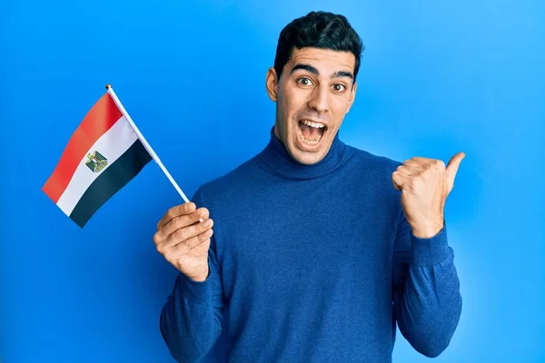 Snygg Hispanic Man Håller Egypt Flagga Pekar Tummen Upp Till — Stockfoto