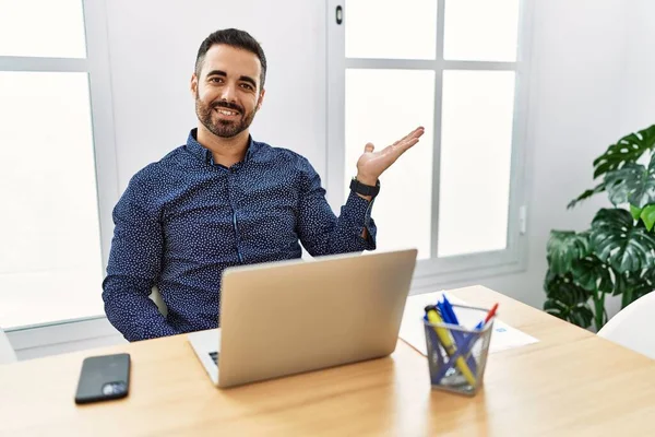 Joven Hispano Con Barba Trabajando Oficina Con Portátil Sonriente Alegre — Foto de Stock