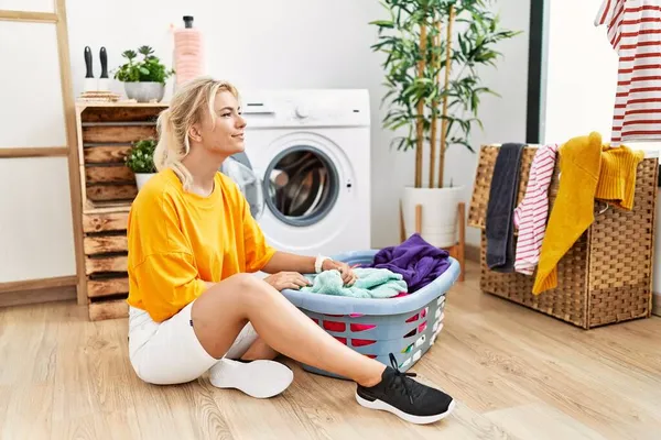 Jonge Blanke Vrouw Zetten Vuile Wasmachine Zoek Naar Kant Ontspannen — Stockfoto