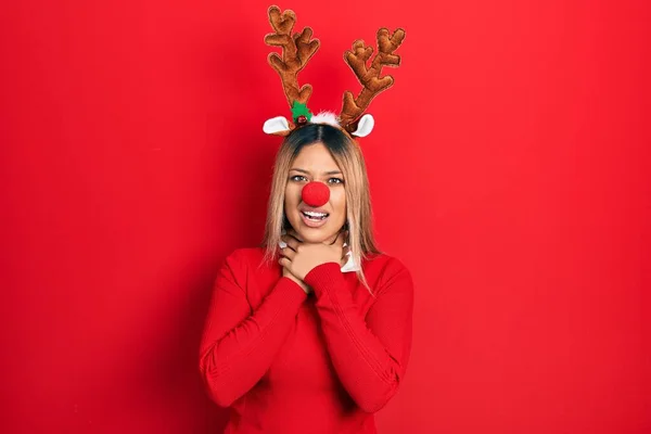 Mulher Hispânica Bonita Usando Chapéu Natal Veado Nariz Vermelho Gritando — Fotografia de Stock