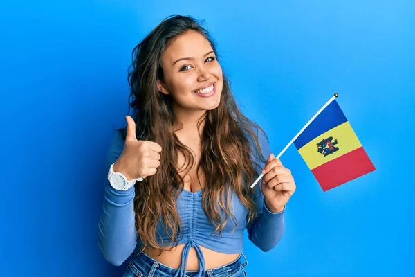 Mladá Hispánská Dívka Drží Moldavskou Vlajku Úsměvem Šťastný Pozitivní Palec — Stock fotografie