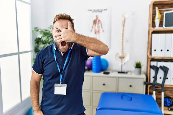 Μεσήλικας Φυσιοθεραπευτής Που Εργάζεται Κλινική Αποκατάστασης Πόνου Κρυφοκοιτάζει Χέρι Πρόσωπο — Φωτογραφία Αρχείου
