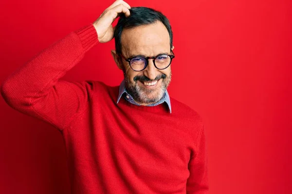 Hispánec Středního Věku Oblečený Neformálním Oblečení Brýlích Zmatený Přemýšlí Otázce — Stock fotografie